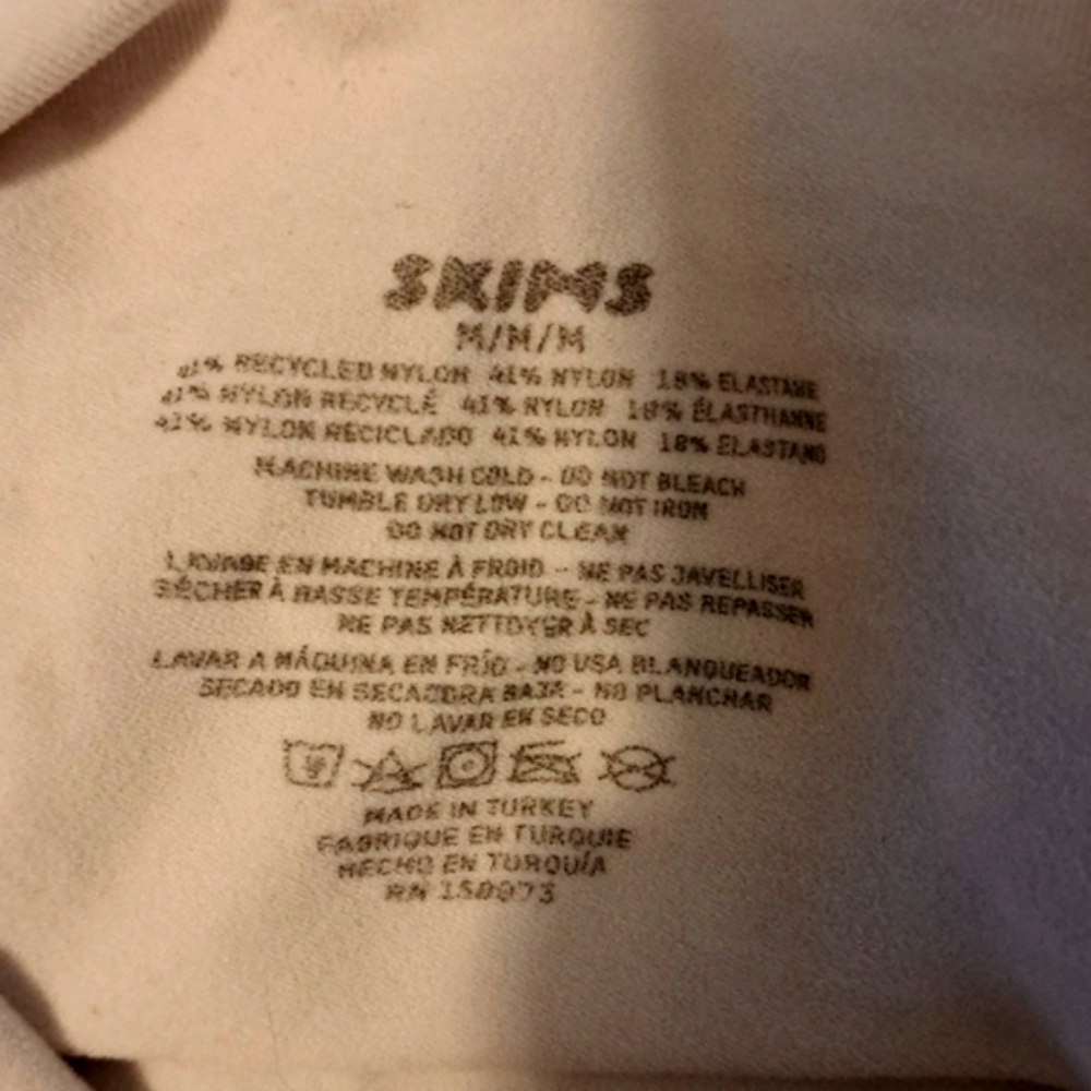 MEDIUM    SKIMS SEAMLESS SCULPTING THONG BODYSUIT - Picture 8 of 8